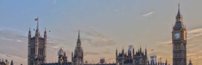 Ansicht vom britischen Parlament und dem Big Ben vom gegenüberliegenden Themse-Ufer