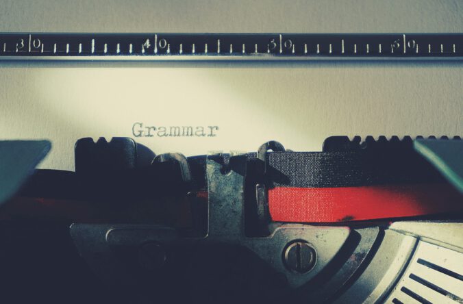 Lizenzfreies Foto von Pexels, das das Wort "Grammatik" auf einer Schreibmaschiene zeigt.